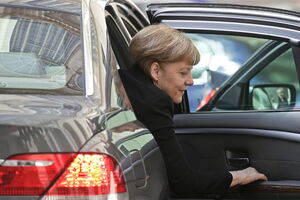 Angela Merkel stala uz Grčku, ali poručuje da još nije gotovo