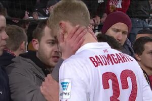 Kako navijači Štutgarta daju podršku mladom Baumgartlu (video)