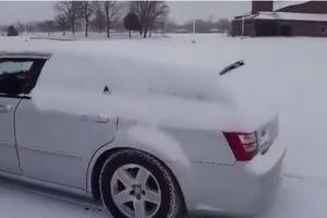 Kako Rus čisti snijeg sa auta
