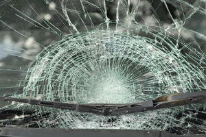 Udes na Cetinju: Tri osobe povrijeđene, auto se prevrnuo na krov