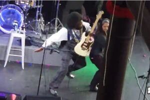 Afroman uhapšen: Udario ženu u glavu tokom nastupa