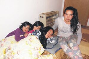 Šestoro spava na samo dva dušeka