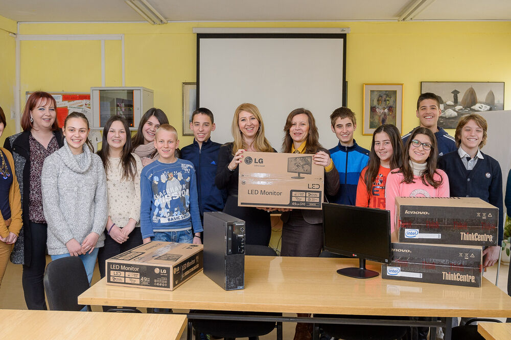 OŠ Blažo Jokov Orlandić donacija, Foto: CKB