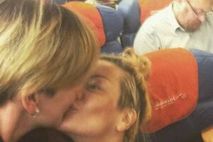 Kako je poljubac djevojaka izludio ruskog homofobnog političara