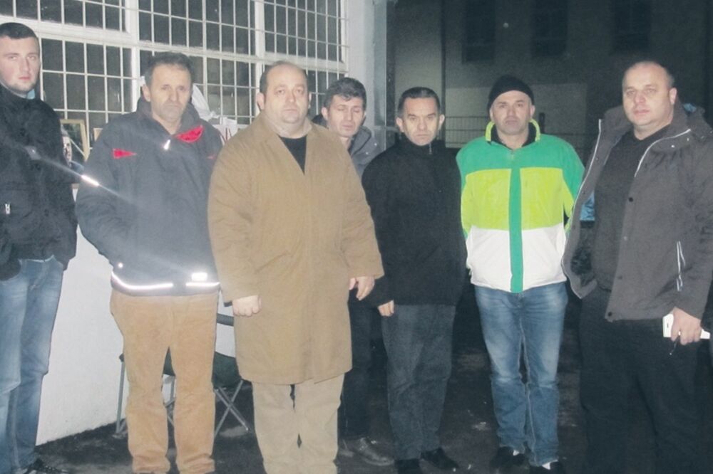 Meho Agović (rodbina ispred suda u BP), Foto: Jadranka Ćetković