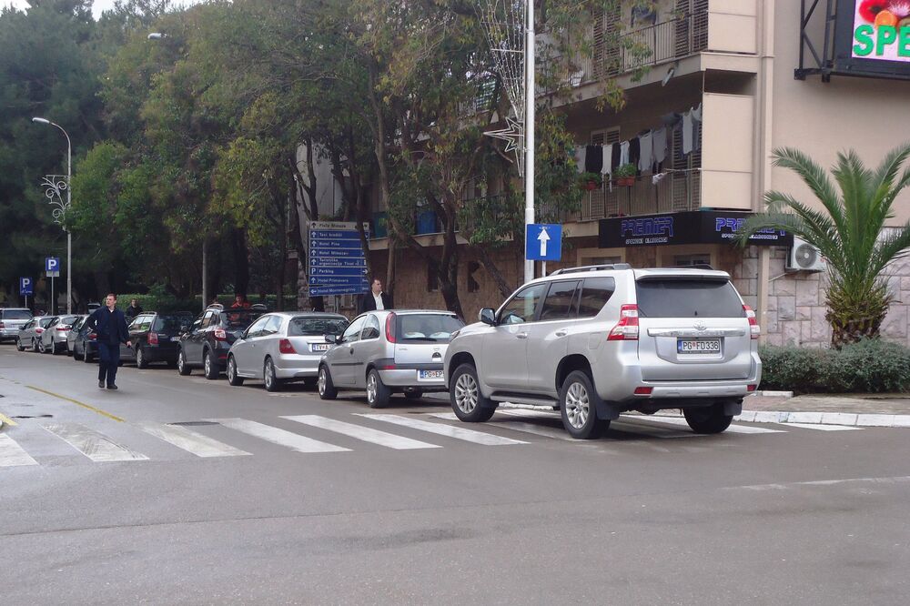Tivat, parking, Foto: Siniša Luković