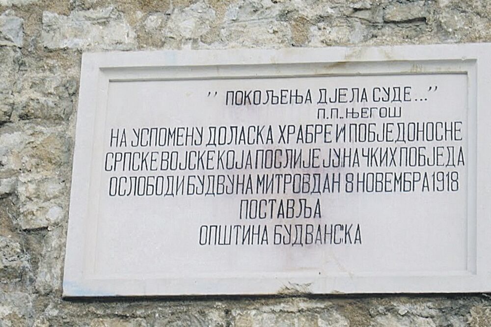 Tabla srpskim oslobodiocima, Budva (Novina), Foto: Panoramio.com