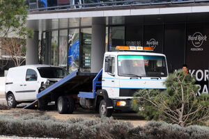 Automobilom uletio u Atlas Capital Centar