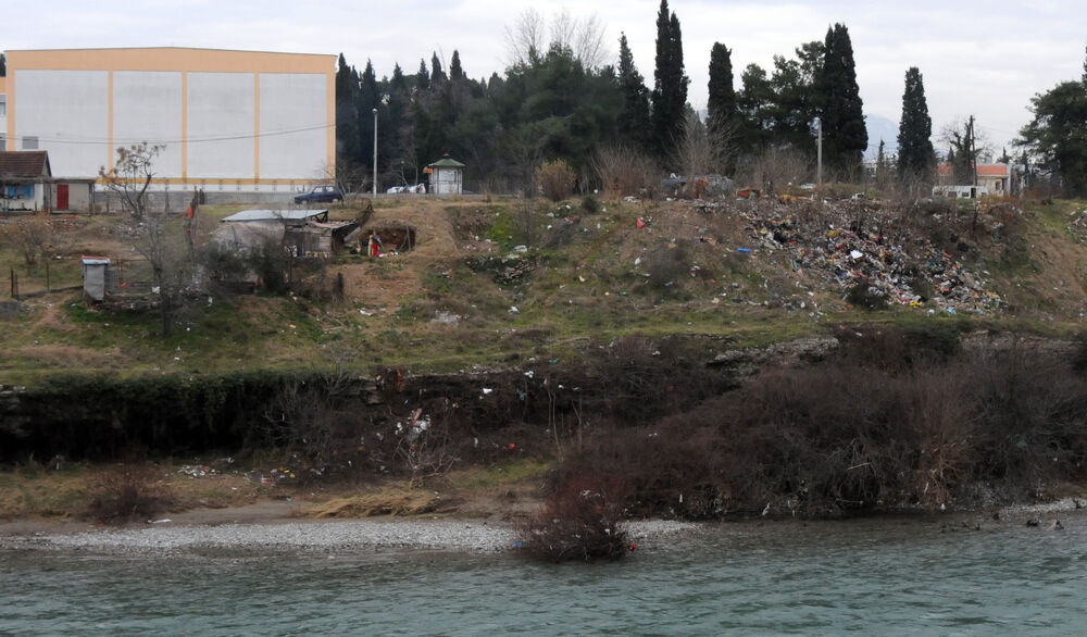 Deponija na obali Morače