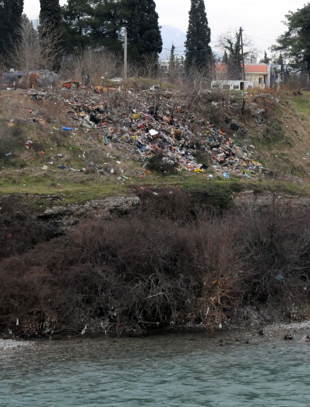 Deponija na obali Morače