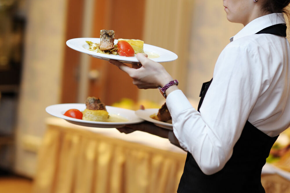 konobar, konobarica, restoran, Foto: Shutterstock.com