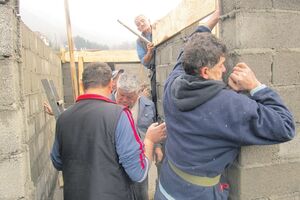 Mještani pomažu komšiji: Sazidali kuću, još krov da naprave