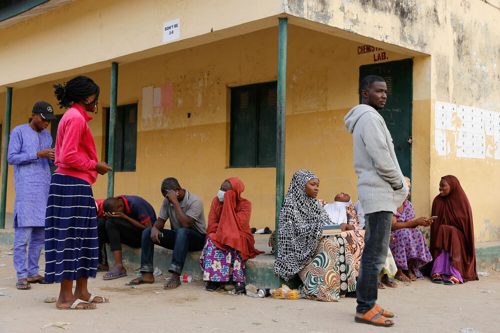Radnici Nezavisne nacionalne izborne komisije ispred jednog glasačkog mjesta, Foto: Reuters