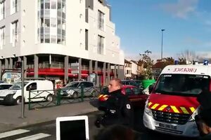 Kraj talačke krize u Parizu: Naoružani napadač se predao policiji