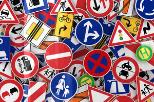 Policija omela francuskog umjetnika da mijenja saobraćajne znake