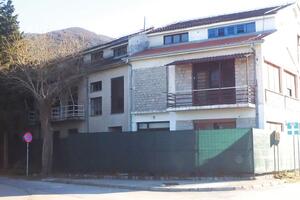 Tivat: Zgrada Vezuva pored Mankove