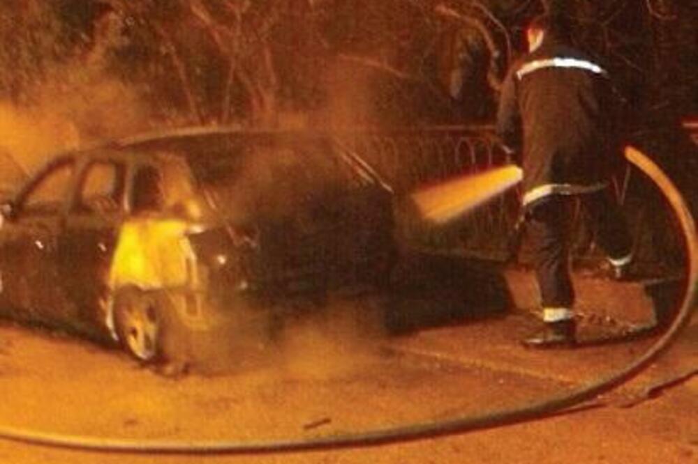 Gašenje vatre, automobil (Novina)