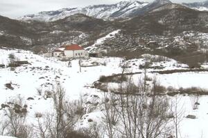 Herceg Novi: Sitnica okovana ledom i snijegom