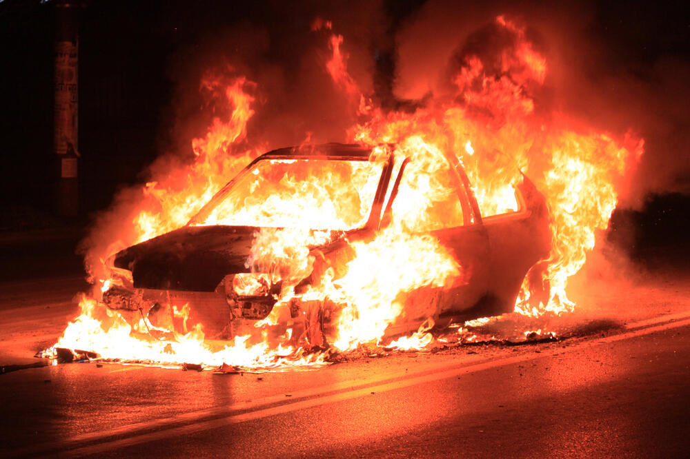 Zapaljen auto, Foto: Reuters