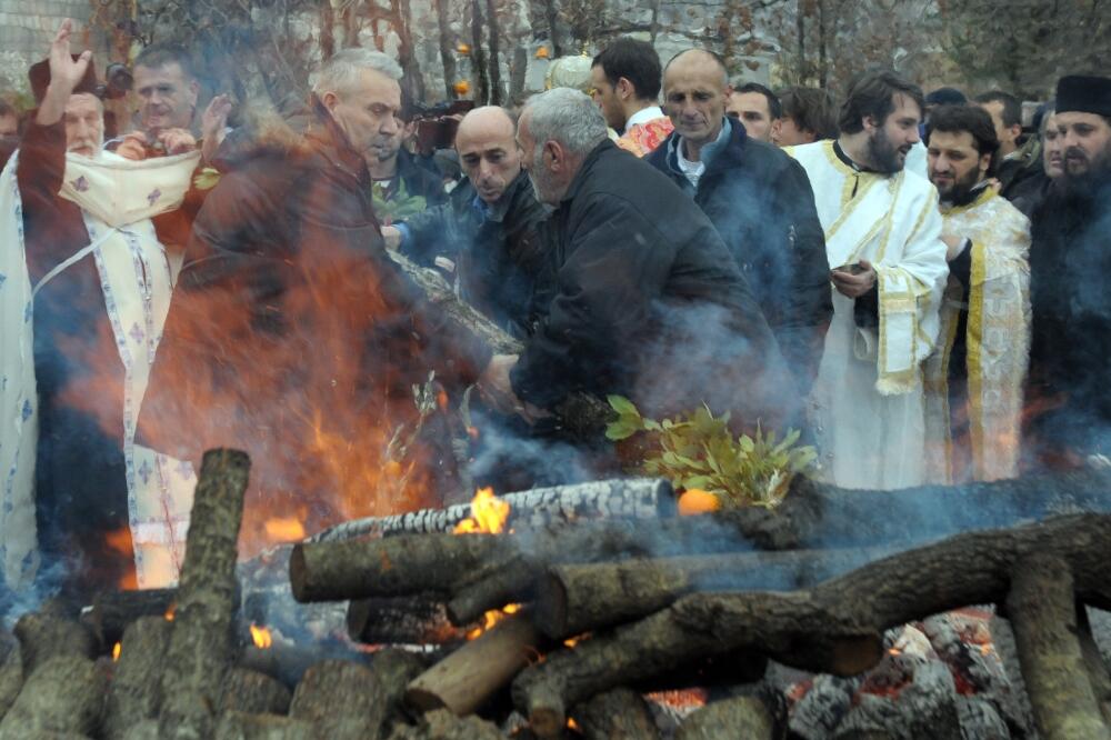 nalaganje badnjaka, SPC, Foto: Savo Prelević