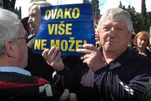 Bivši radnici Radoja Dakića Novu godinu dočekali ispred Vlade