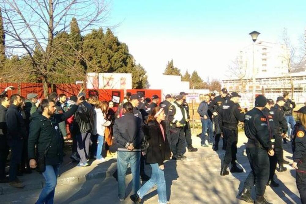 Policija na gradilištu novog vrtića u Baru, Foto: Radomir Petrić