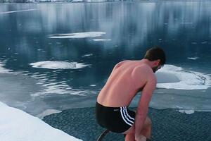 Kupanje na -10 u Plavskom jezeru (Video)