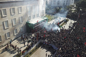 Sukob u Albaniji: Demonstranti pokušali da uđu u zgradu u kojoj...