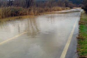 Zbog obilnih padavina put Tivat-Radovići bio u prekidu više sati