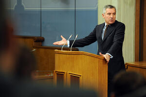 Đukanović danas pred poslanicima