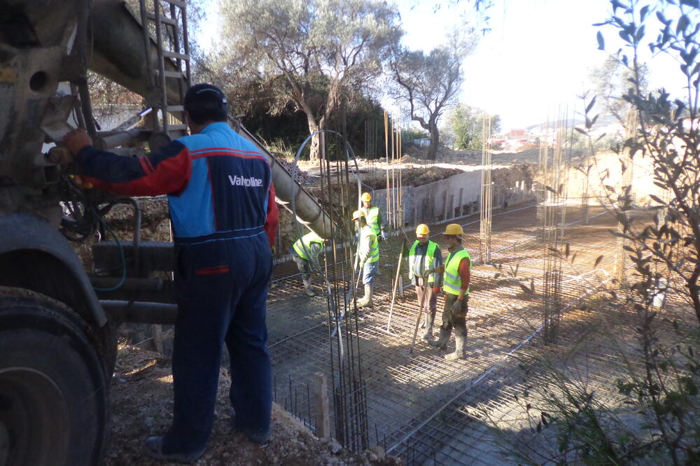 Ulcinj zgrada Pinješ, Foto: Samir Adrović