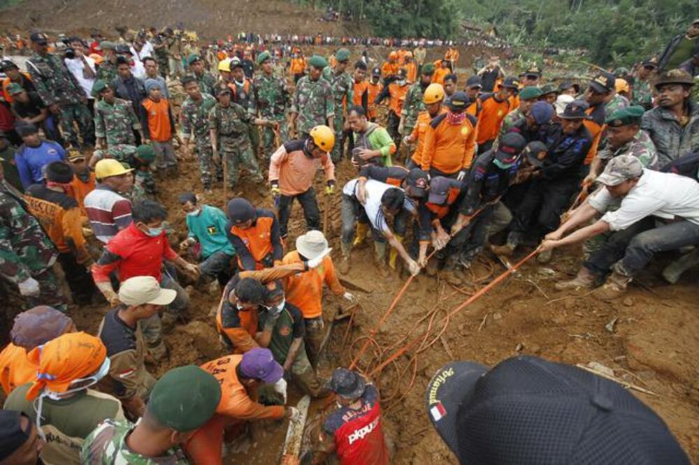 Java, Indonezija, spasioci, Foto: Beta-AP