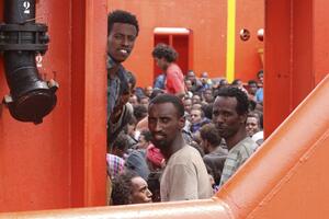 Italija: Posada napustila brod, policija spasila 800 izbjeglica