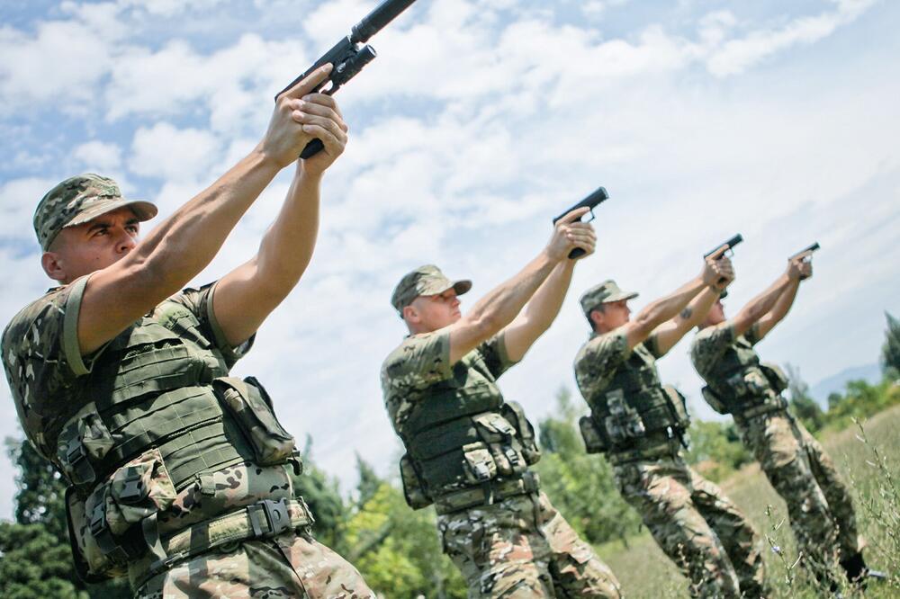 vojnici, oružje, Foto: Patrick Frauchiger