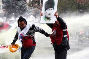 Turska: Protest podrške sekularnom obrazovanju, policija koristila...