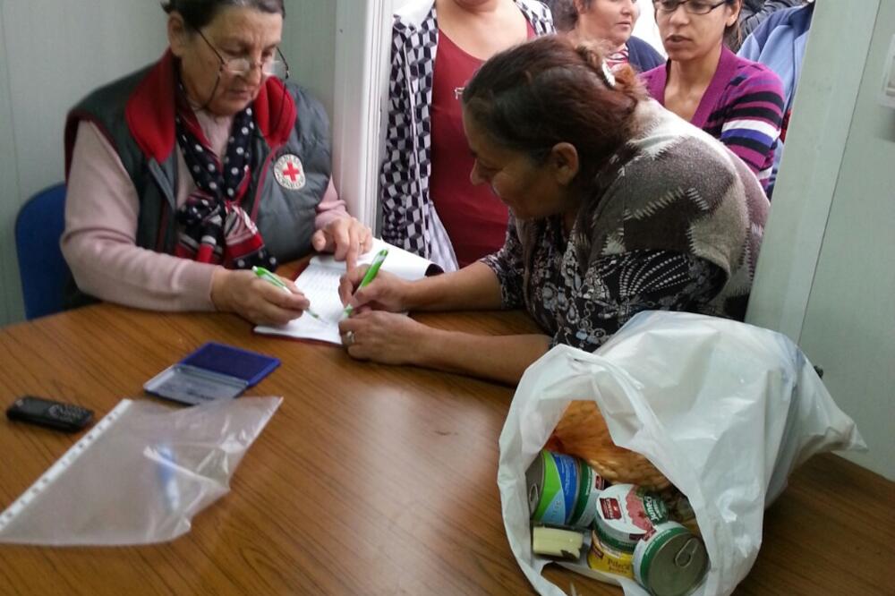 Crveni krst hrana pomoć, Foto: Crveni krst CG