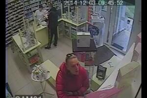 Sa bebom u naručju krali u apoteci