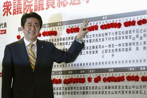 Abe nakon pobjede na izborima: Ekonomija je prioritet