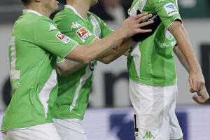 Kiks Volfsburga, remi Bajera