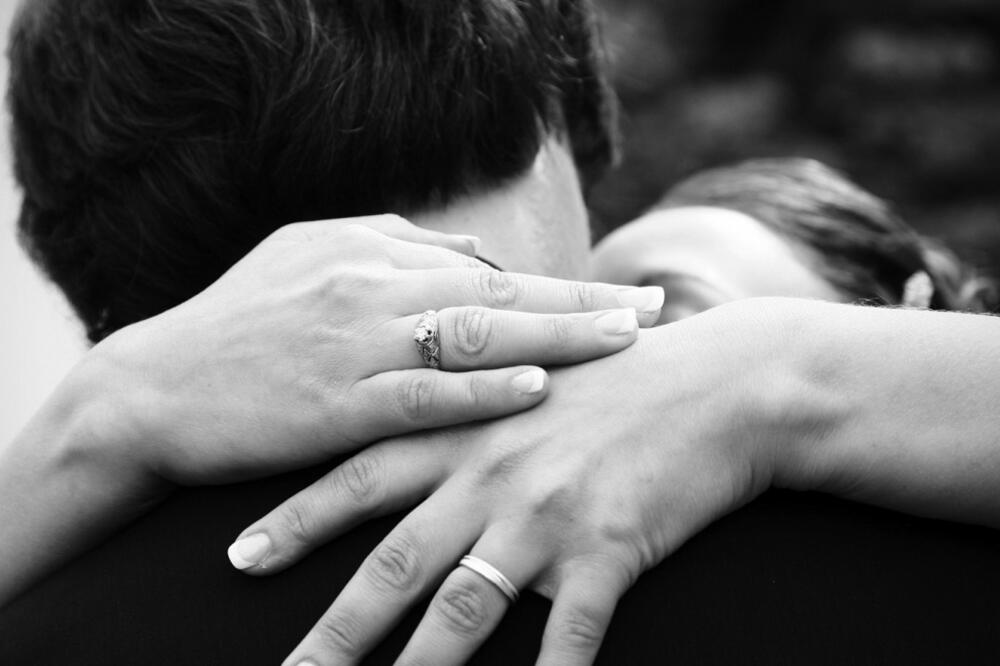 zagrljaj, ljubav, par, Foto: Shutterstock