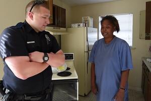 Umjesto da je uhapsi zbog krađe, policajac je ovu ženu nagradio