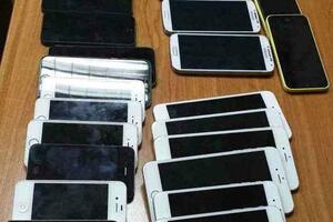Srbija: Ispod pazuha krile 32 telefona