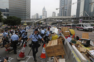 Hong Kong:  Policija uklanja posljednje barikade i hapsi...