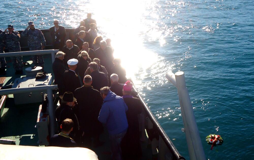 Bacanje vijenaca u more, Tivat