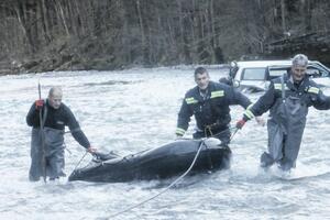 Kolašinski vatrogasci u vodu u čizmama koje su pozajmili