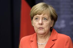 Angela Merkel kao i svi građani, u marketu čeka svoj red na kasi
