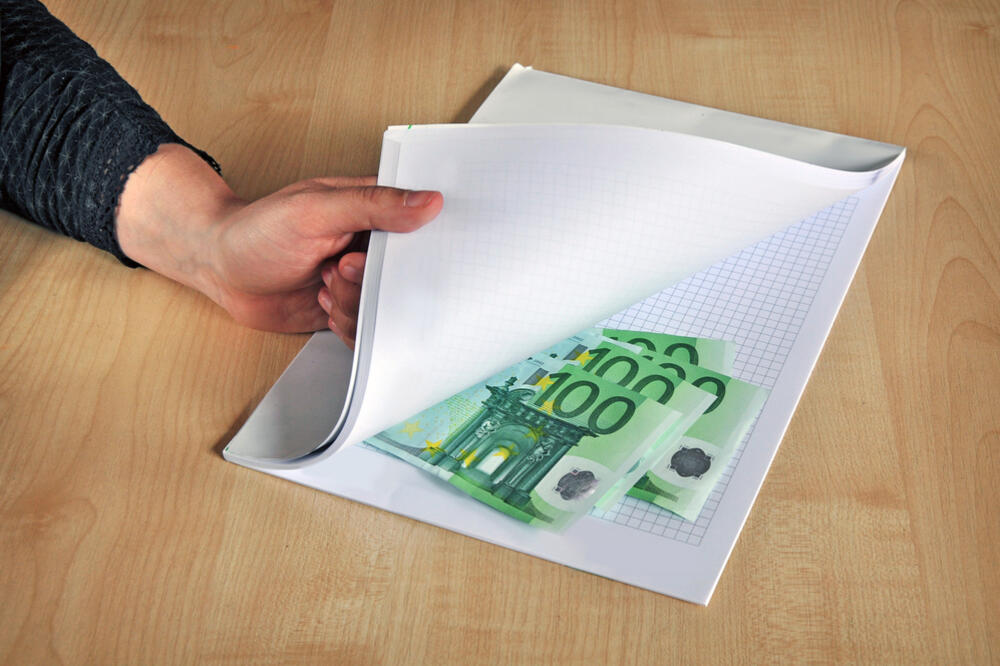 Korupcija, 100 eura, Foto: Shutterstock