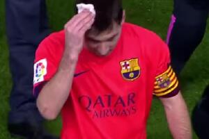 Pogođen flašom u glavu, „nagrađen“ žutim kartonom (video)