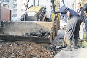 Podgorica: Greškom bagera raskopali ulicu