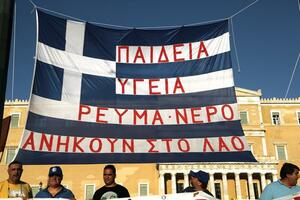 Grčka paralisana štrajkom: "Vlada hoće da nas vrati u srednji...